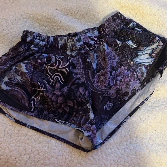 Lululemon Hotty Hot Short Size 6 2.5” - Picture 2 of 2